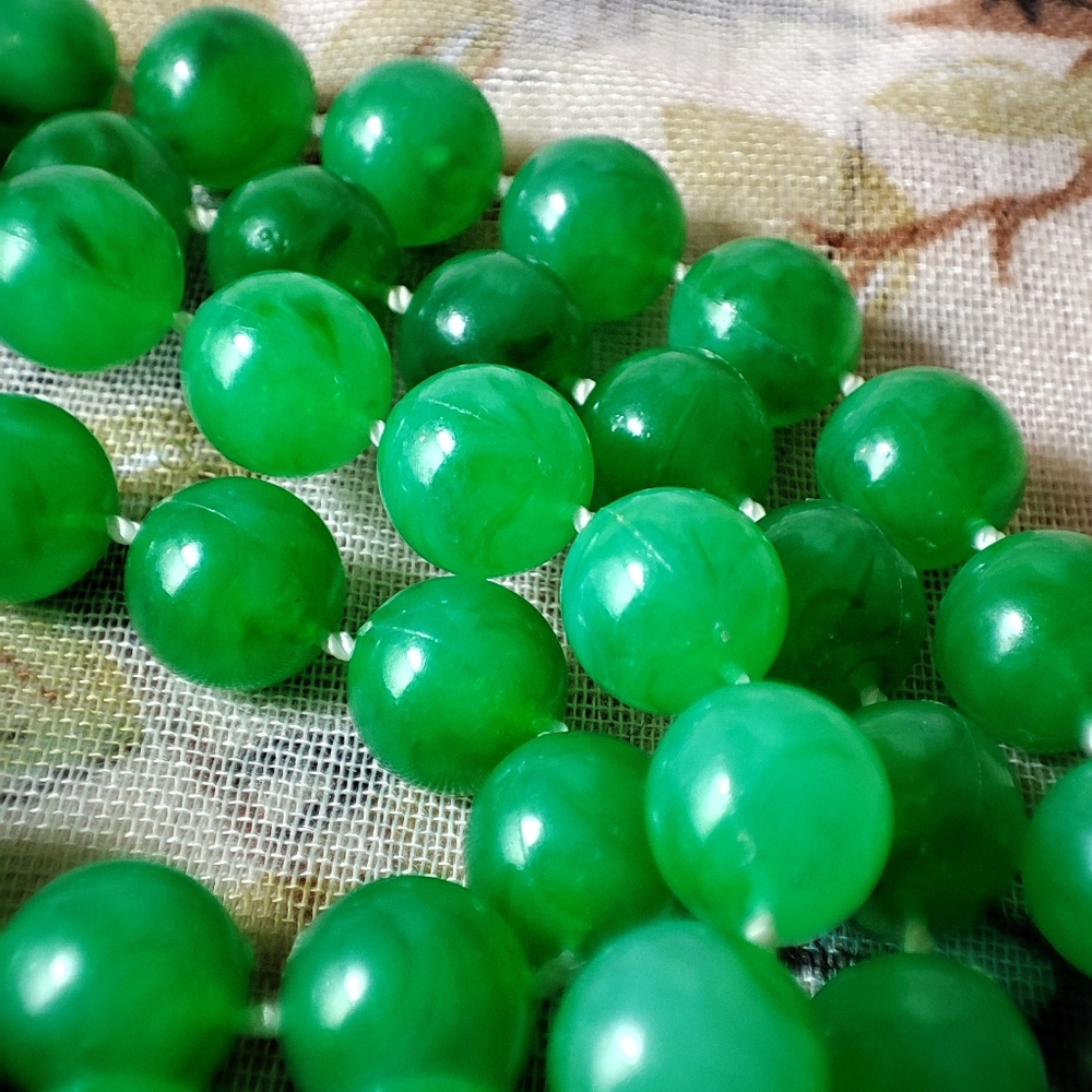Kelly Green Hong Kong Plastic Bead Necklace Light Weight Vintage Jade Color - Picture 4 of 10